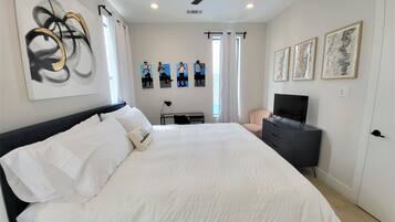 2 kamar tidur, meja kerja, setrika/meja setrika, dan Wi-Fi gratis