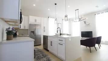 Lemari es, microwave, oven, dan kompor