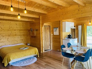 1 bedroom, bed sheets