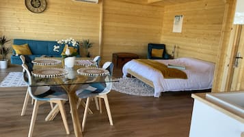 1 bedroom, bed sheets