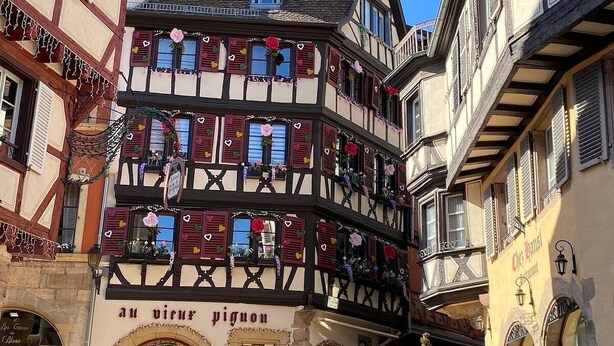 A traditional half-timbered building with a shop at the ground level. - APARTMENT GÎTE DE L'OBERHARTH COLMAR ALSACE (Colmar)