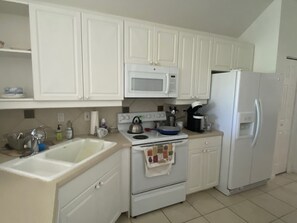 Køleskab, mikrobølgeovn, ovn, kogeplade