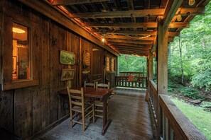 Outdoor dining - Cabin by The Creek Located Minutes From New River Gorge National Park (Ansted)