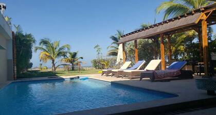 Expectacular casa privada frente al mar y piscina privada