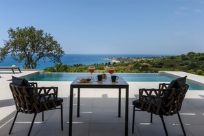 Outdoor dining - Faenne - Zeus Blue Villas, Kefalonia. 1 storey house sleeps 2 people (Κλείσματα)