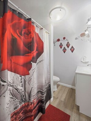 Ensemble baignoire-douche, serviettes fournies, savon, shampooing