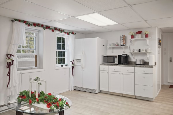 Een koelkast, een microgolfoven, een koffiezetapparaat/waterkoker