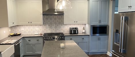 Refrigerador, microondas, horno, placa de cocina