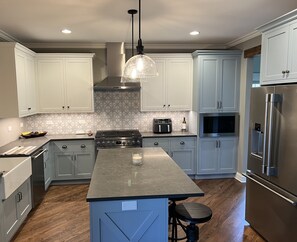 Refrigerador, microondas, horno y parrilla de estufa 