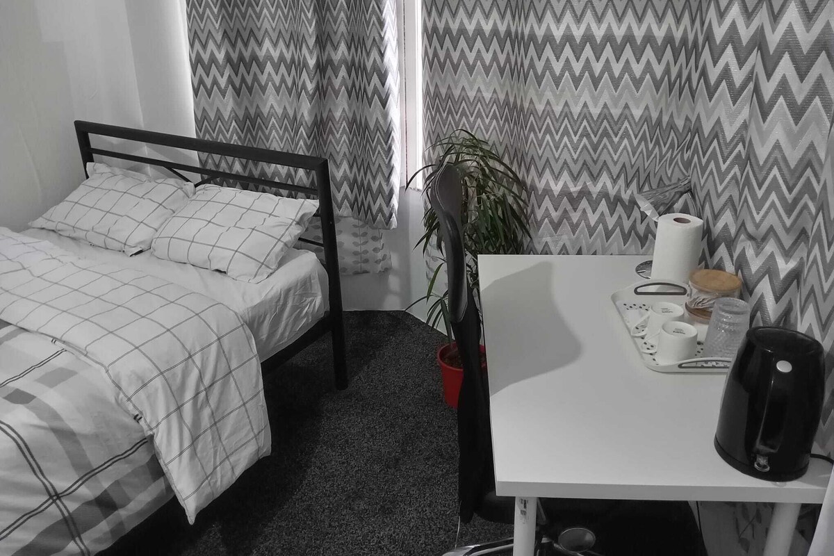 Comfort-Zimmer, Mehrere Betten | Individuell dekoriert, individuell eingerichtet, Schreibtisch