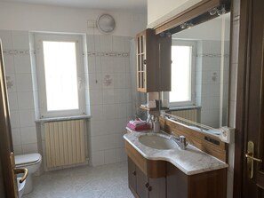 Baignoire, bidet, serviettes fournies, savon