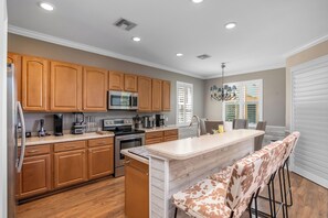 Mikrobølgeovn, ovn, kokeplater og oppvaskmaskin