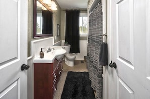 Combined shower/bathtub - Cozy Cottage Getaway - 6 Acres -3 Bedrooms! (Markdale)