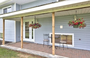 Outdoor dining - Cozy Cottage Getaway - 6 Acres -3 Bedrooms! (Markdale)