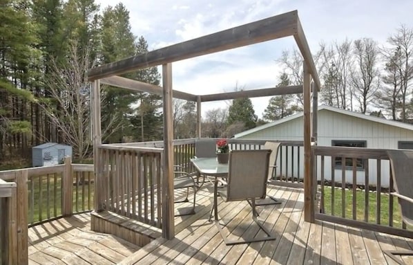 Outdoor dining - Cozy Cottage Getaway - 6 Acres -3 Bedrooms! (Markdale)