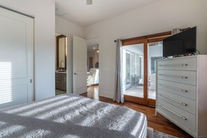 3 bedrooms, desk, iron/ironing board, travel cot
