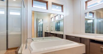 You're Pampered Here - Just 3 Blocks From Park Avenue!