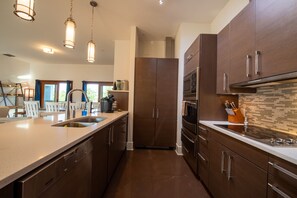 Wasserkocher, Hochstuhl, Esstisch