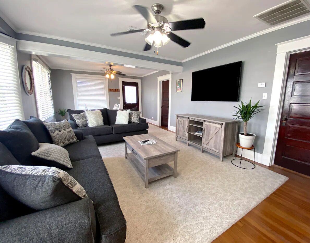 Historic District Hideaway - 5 Minute Walk to Downtown - 8 to seawall 