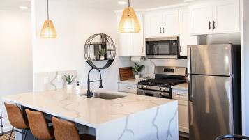 Coffee/tea maker, fridge, microwave, oven