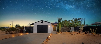 Views, Hot Tub + Fire Pit, Stargazing