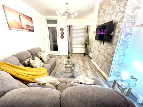 Smart TV, Netflix, streaming services - Modern -2 Bed Room House very Spacious (Kingston upon Hull)