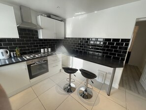 Fridge, microwave, oven, electric kettle - Modern -2 Bed Room House very Spacious (Kingston upon Hull)