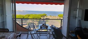Outdoor dining - seafront_ Vincent air-conditioned apartment _Grau du Roi (Grau du roi)