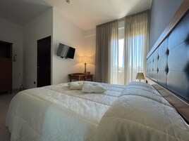Habitación superior con 1 cama doble o 2 individuales, 1 cama doble | Caja fuerte, escritorio, espacio para trabajar con un portátil