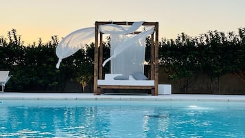 Piscine extérieure (ouverte en saison), parasols de plage