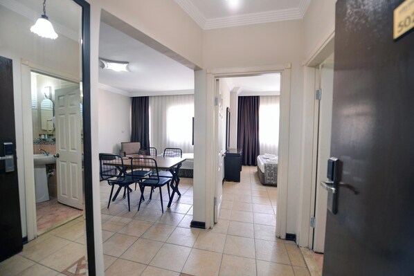 Apartemen, 1 kamar tidur | Meja kerja, ruang kerja ramah laptop, dan kedap suara