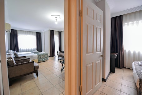 1 habitación, escritorio y espacio para trabajar con laptop