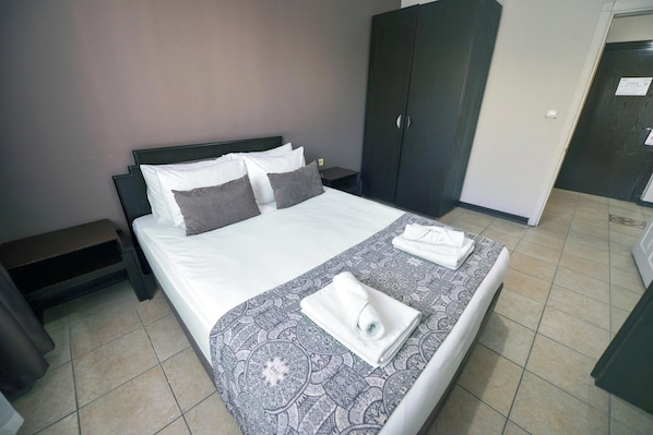Apartment, 1 Bedroom | Desk, laptop workspace, soundproofing, free cribs/infant beds