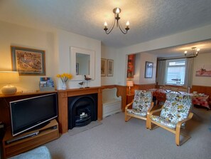 TV, peis, DVD-spiller og bøker