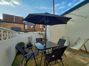 Outdoor dining - Cosy 3 bedroom cottage 5 minutes from Filey Beach (Filey)