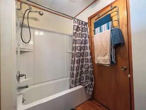 Regadera, toallas, jabón, papel de baño