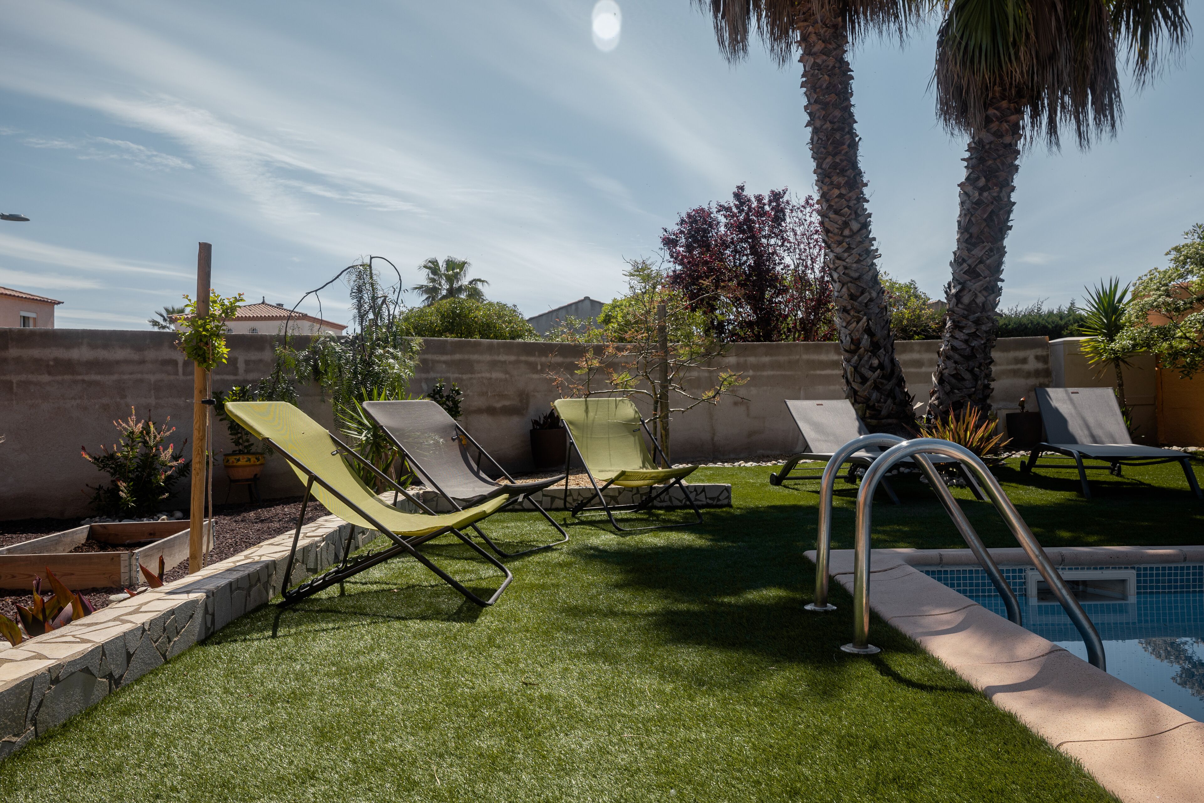 2 km from the beach pretty T2 with its terrace in the greenery