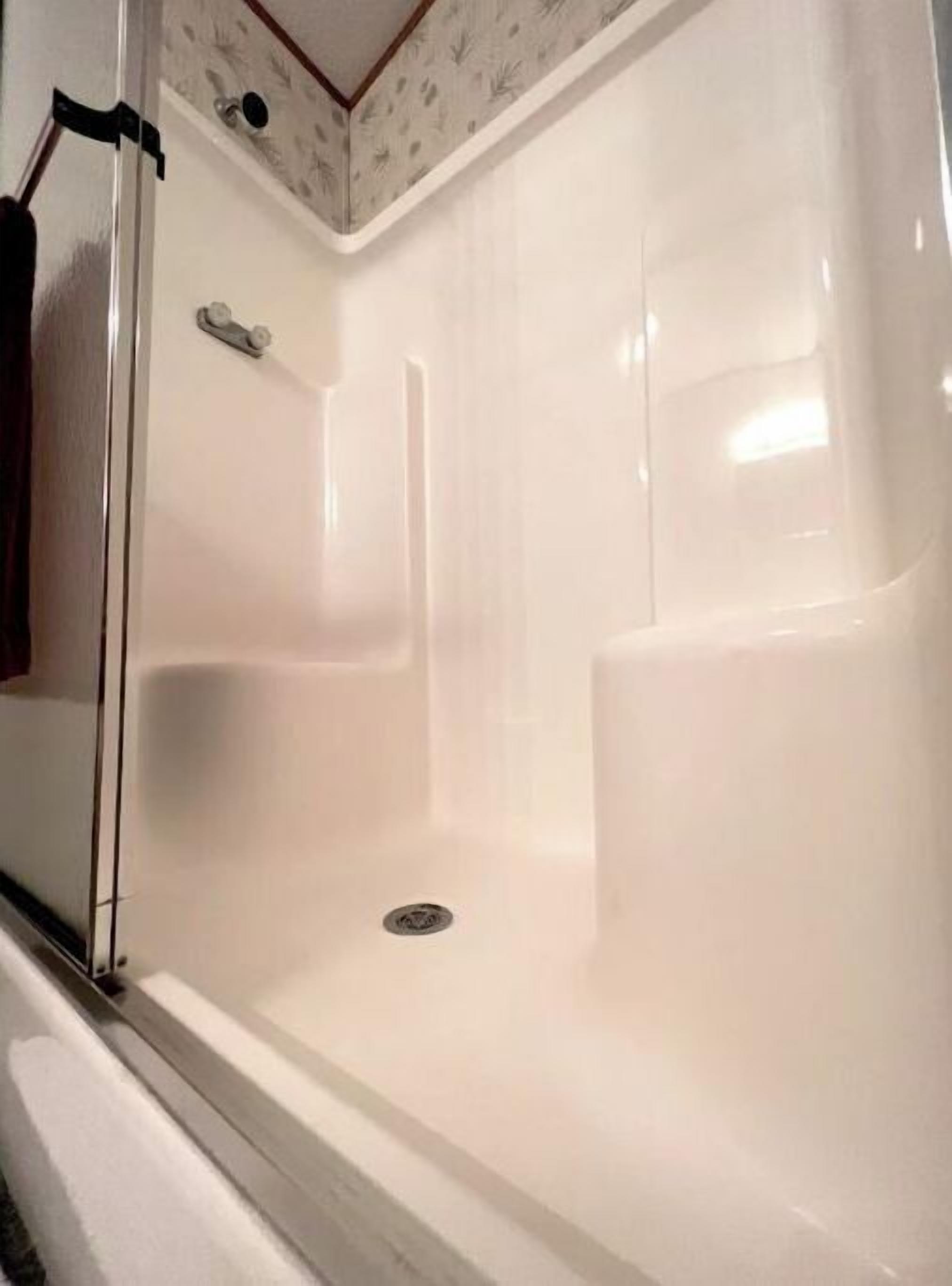 Baignoire, serviettes fournies, savon, shampoing