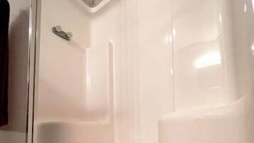 Badewanne, Handtücher, Seife, Shampoo