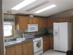 Kjøleskap, mikrobølgeovn, ovn og kokeplater