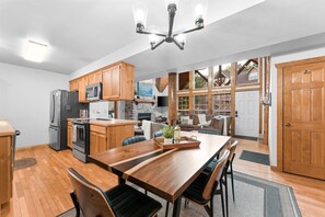 Dining - Private Hot Tub & Hammocks. 2 Resort Pools + Golf! Playgrounds & Sports Courts! (Branson West)