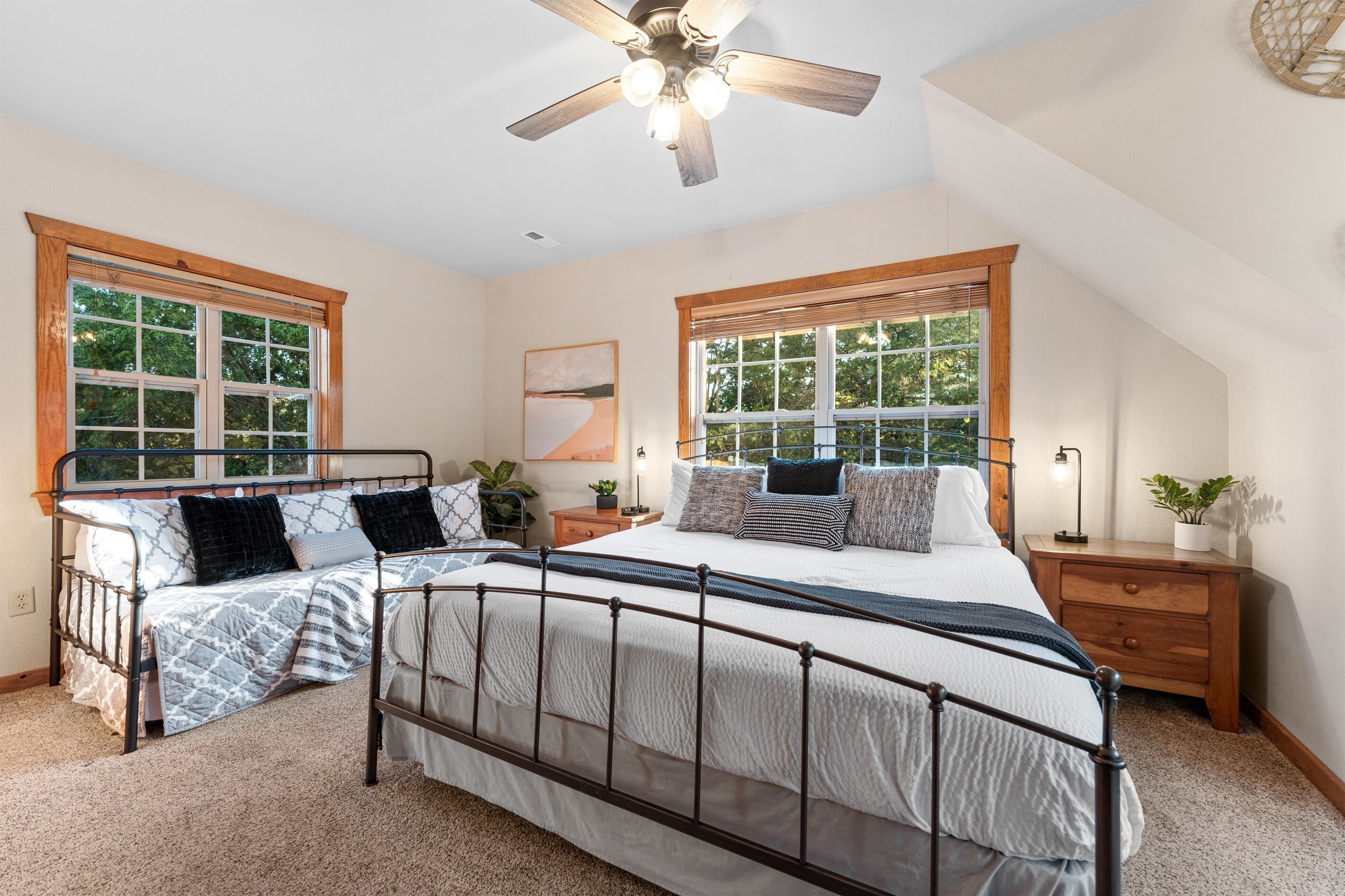 4 habitaciones, escritorio y tabla de planchar con plancha 