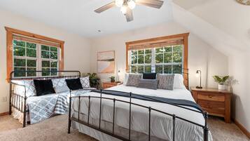 4 habitaciones, escritorio y tabla de planchar con plancha