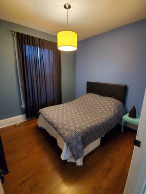 3 bedrooms, free WiFi, bed sheets - Cozy Modern 2 bed home, great location by Riverside park (Windsor)