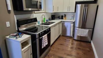 雪櫃、微波爐、焗爐、爐具