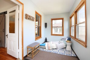 5 bedrooms, in-room safe, desk, iron/ironing board