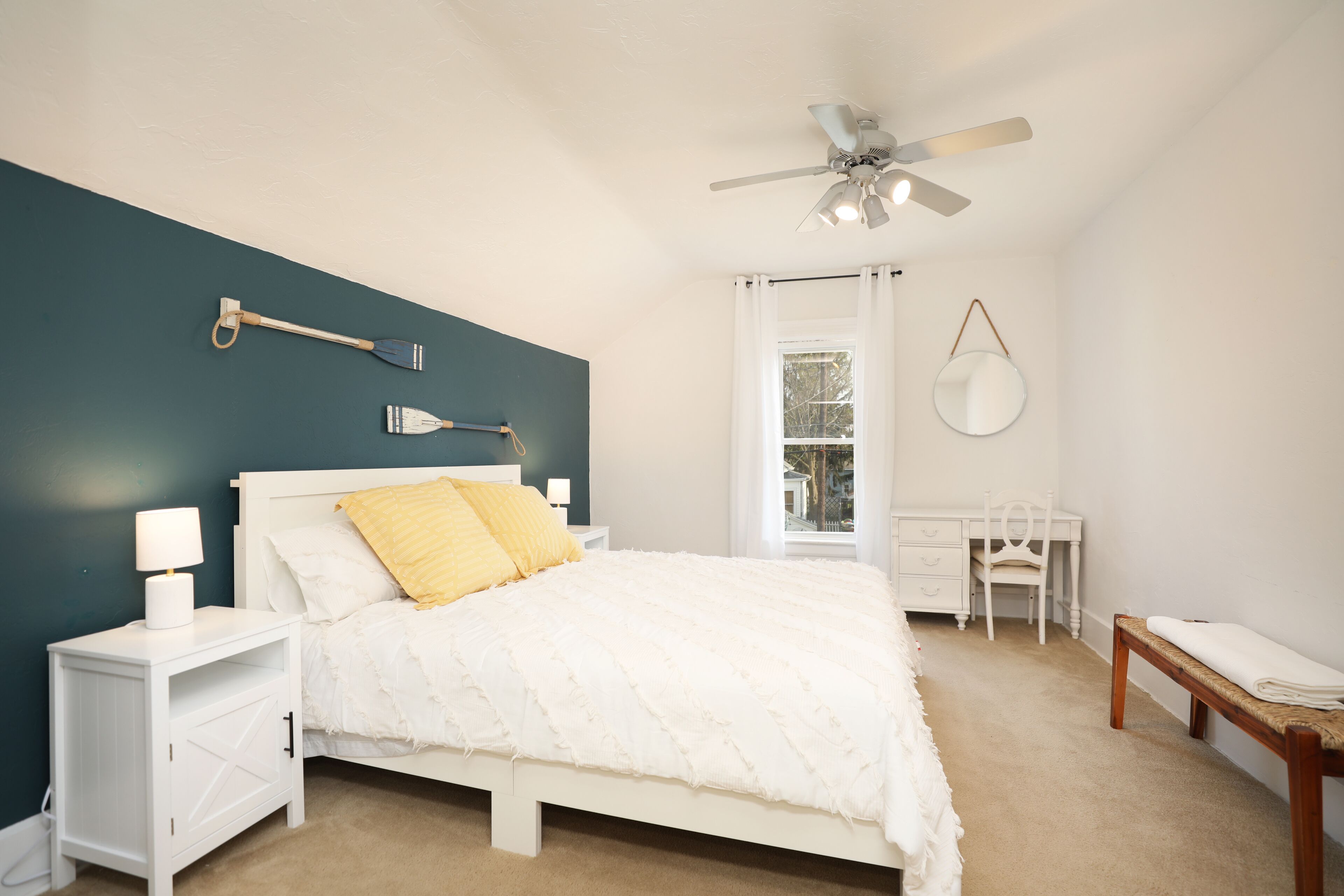 5 間睡房、房內夾萬、書桌、熨斗/熨衫板