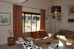 Smart-TV, Kamin, DVD-Player, Tischtennisplatte