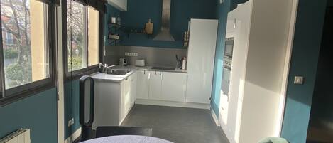 Kjøleskap, mikrobølgeovn, ovn og kokeplater