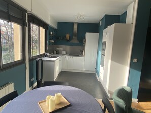 ثلاجة، ميكروويف، فرن، موقد طهي مسطح